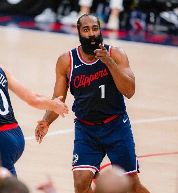 爱游戏体育平台哈登官方宣布出色防守新规，掘金引发争议！全场沸腾不已的简单介绍